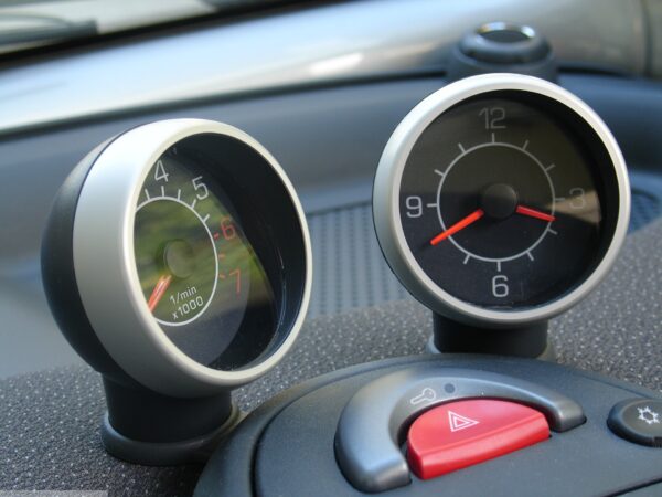 Ornamental frames for dashboard instruments in finish aluminium for Smart Fortwo 450